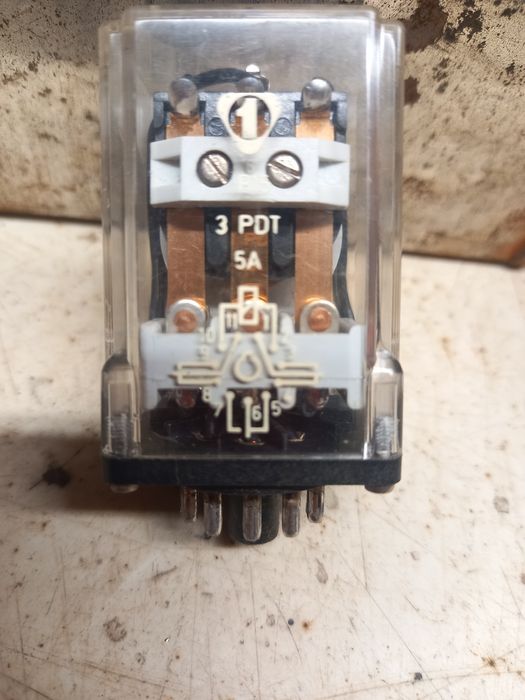 Przekaźnik elektromagnetyczny R15 3PDT 5A 220V