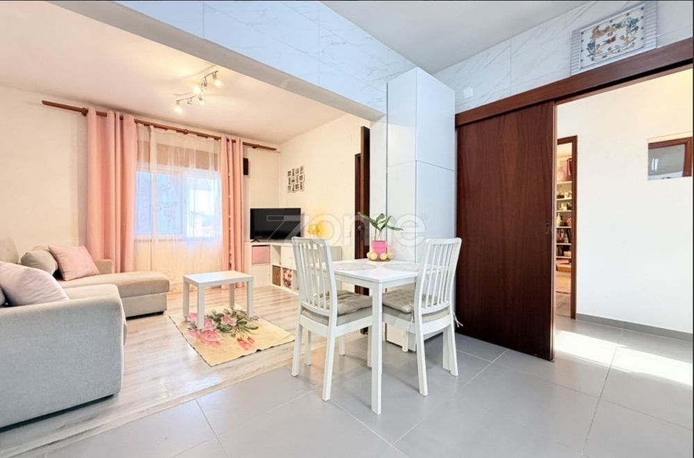 Moradia Térrea T2+1 remodelada, com terreno.