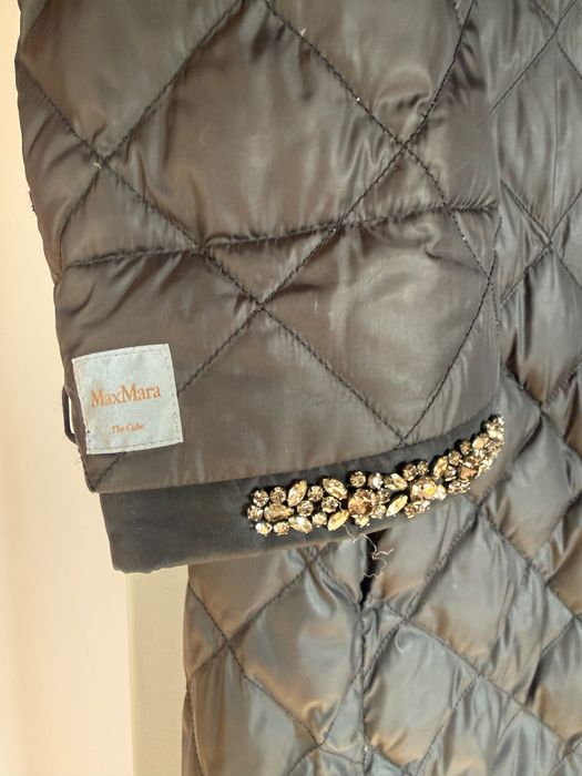 Czarny pikowany płaszcz Max Mara'S z serii The Cube