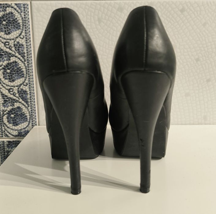 Nowe skórzane szpilki Kayla r.38 koturny