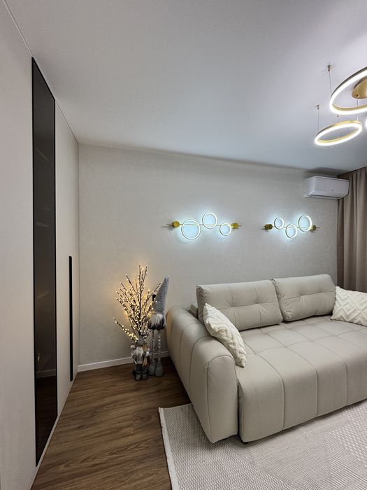 Центр .Продаж 2 кім квартири з великою кухнею та єврорем ,2 гардеробні