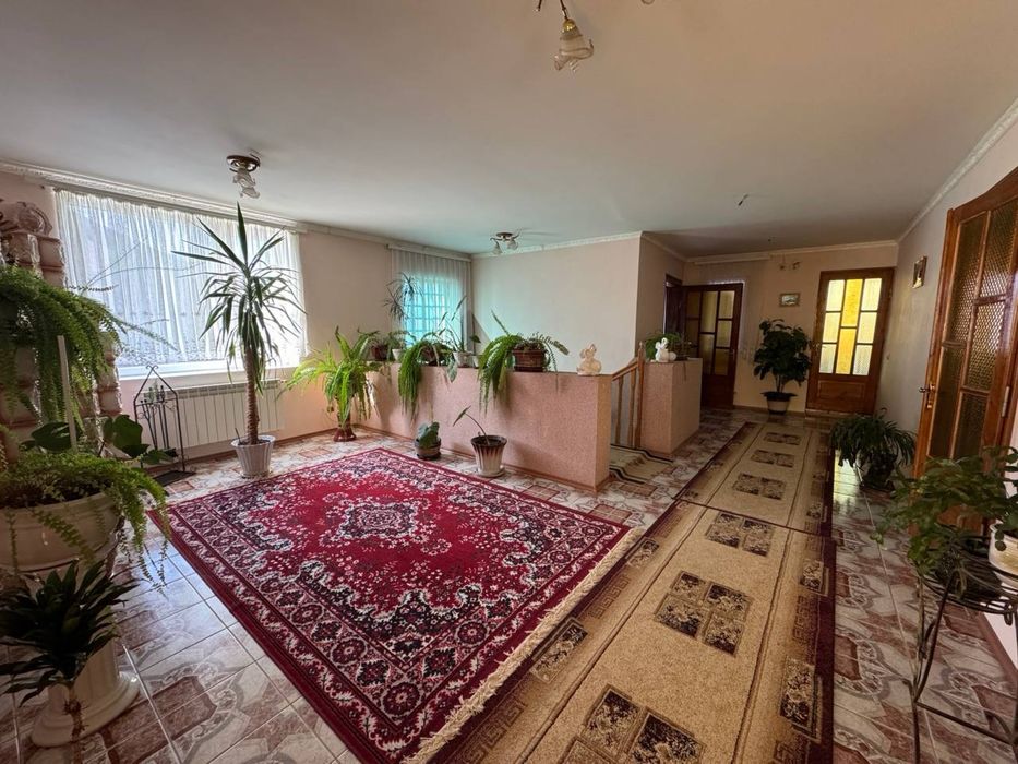 Перерахунок, постанови, готівка. Продаю будинок в Рожнятові 3 поверхи, 230м.кв.  Є гараж, 10 сот землі. Літна кухня