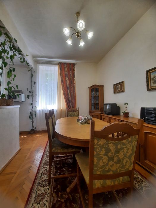 3 кімнатна  квартира  ,,сталінка"   в самому  центрі. Ціну знижено.