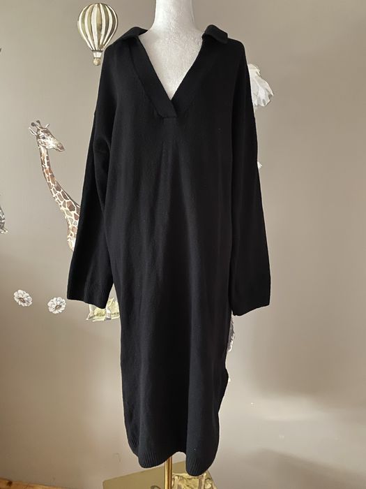 Dzianinowa sukienka czarna sweterkowa z kołnierzykiem