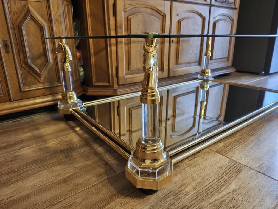 Stolik kawowy ze szkłem i złotym metalem głowa konia