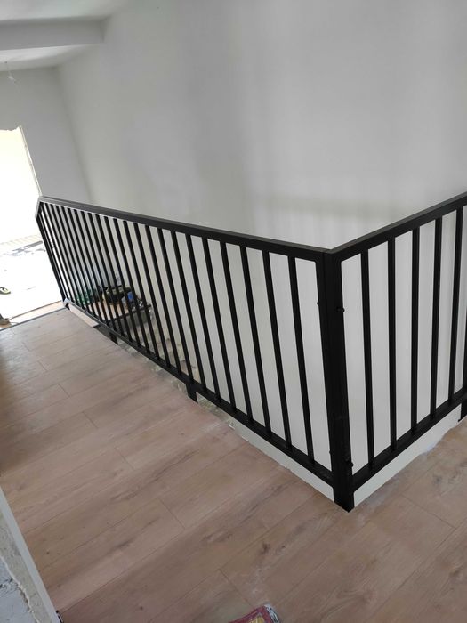 Balustrady wewnętrzne na wymiar – stalowe, loft, schody | Wrocław