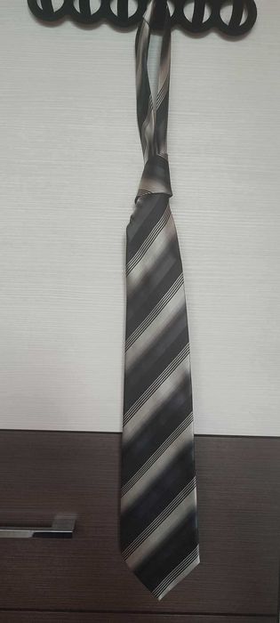krawat meski szaro-bialy