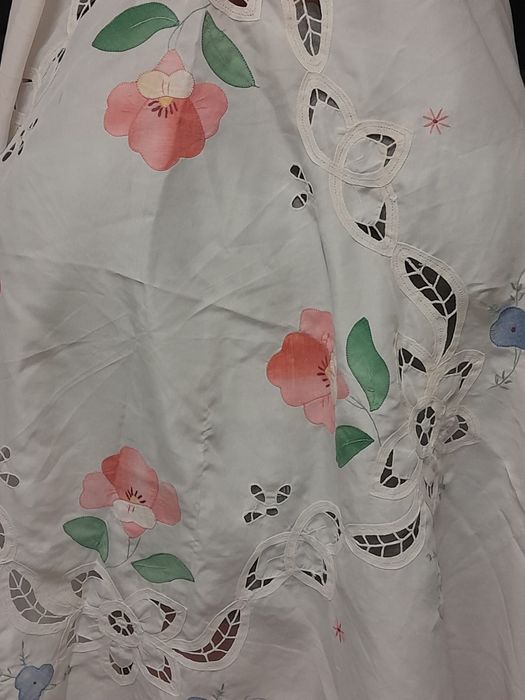 Toalha bordada em linho para mesa