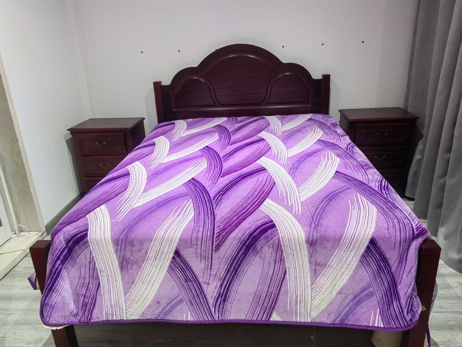 Conjunto de quarto cama mesa de cabeceira e cómoda