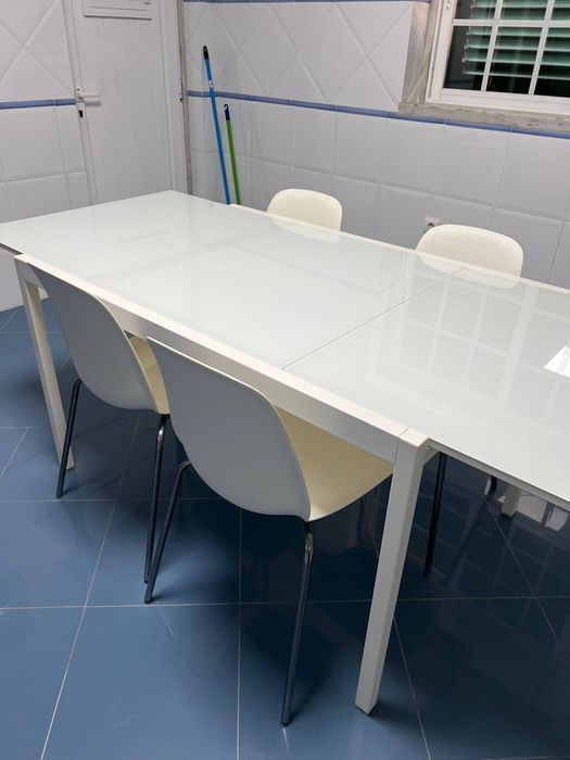 Mesa extensivel com 4 cadeiras