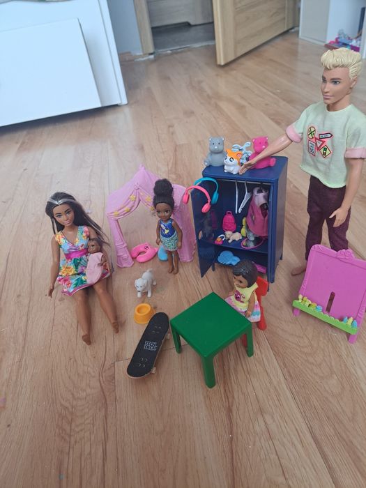 Rodzina Barbie i  Ken , meble Ikea