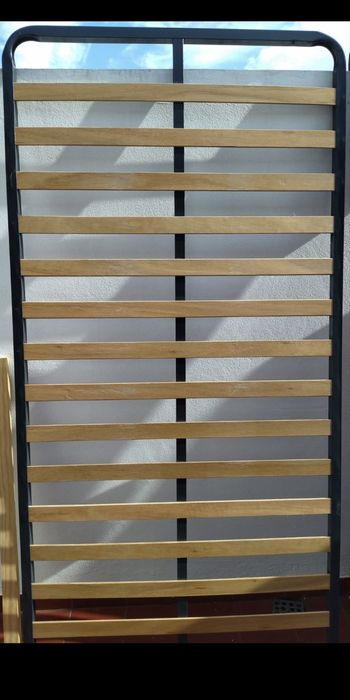 Cama solteiro em cerejeira