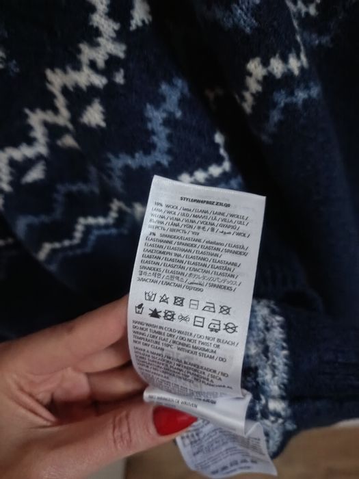 Sweter niebieski wzór scandi pólgolf premium  Guess 38 pudełkowy