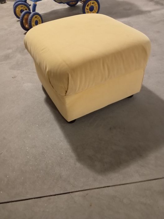 Poof tecido amarelo