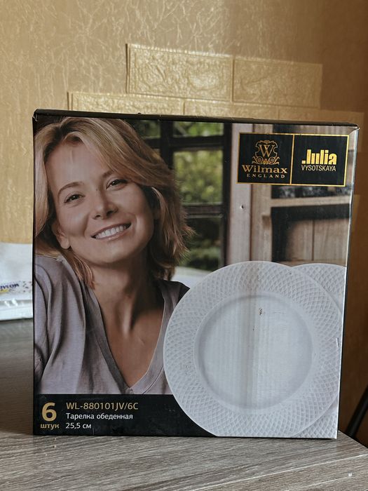 Набір тарелок, блюдо та 2 чашки із одного набору