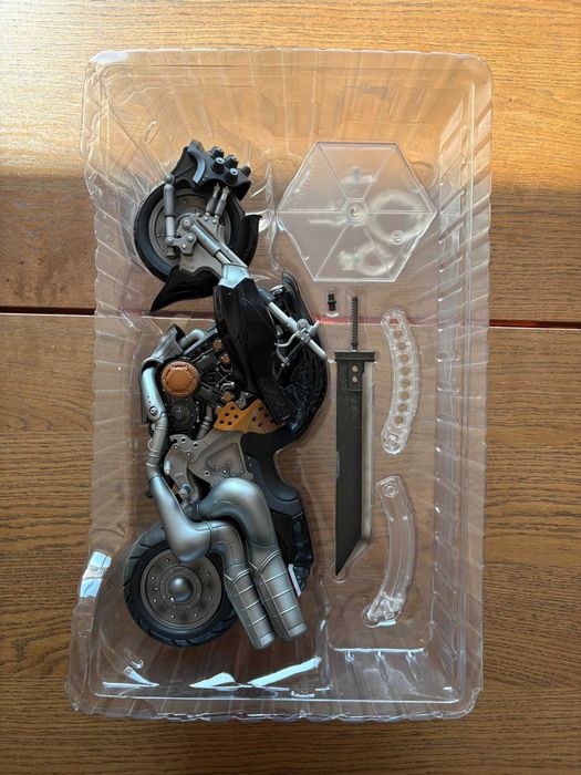 Action Figure: Final Fantasy VII Remake - Play Arts Cloud Strife & Hardy Daytona