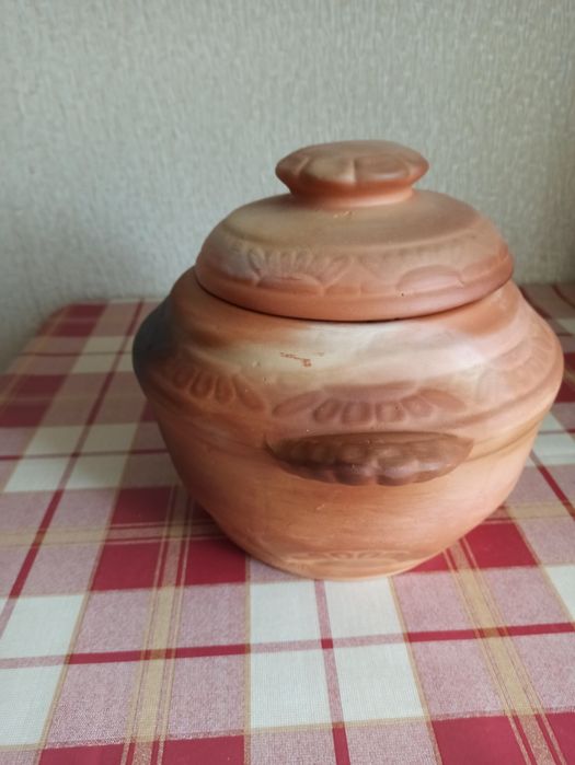 Глиняна кастрюлька для запікання.