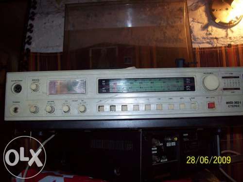 stary rosyjski adapter, gramofon z radiem i kolumnami