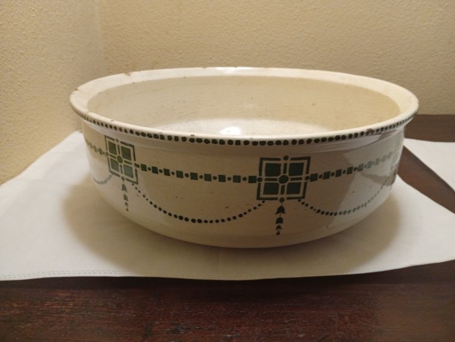 Pote em faiança branco com pinturas verdes