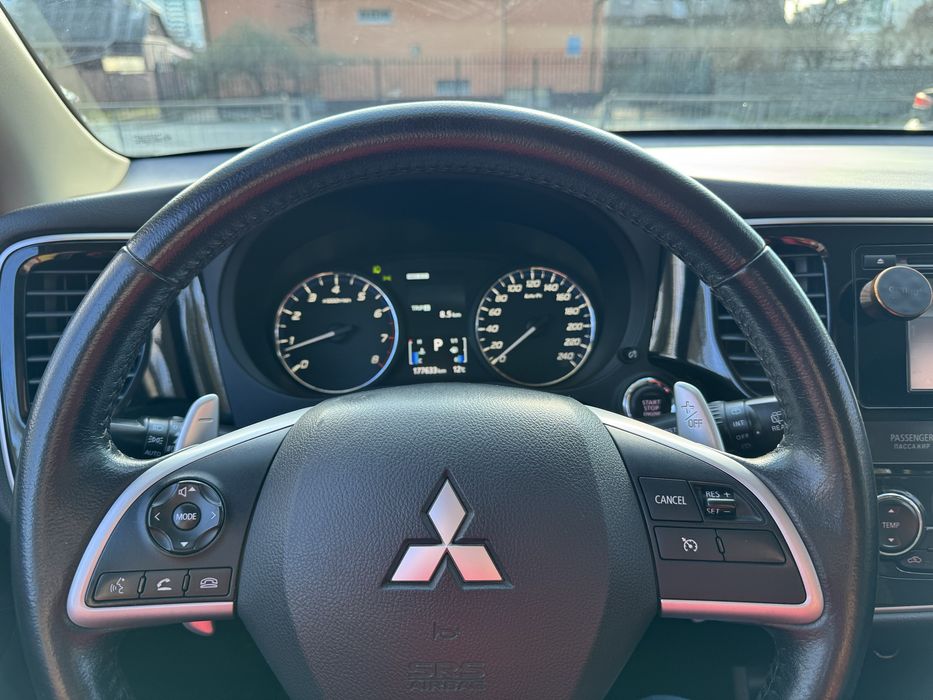 Офіційний Mitsubishi Outlander 2.4 газ/бензин Автомат , повний привід