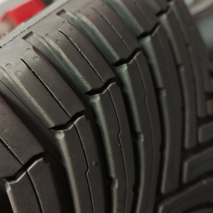 225/40/18 XL Sprzedam parę opon całorocznych Bridgestone