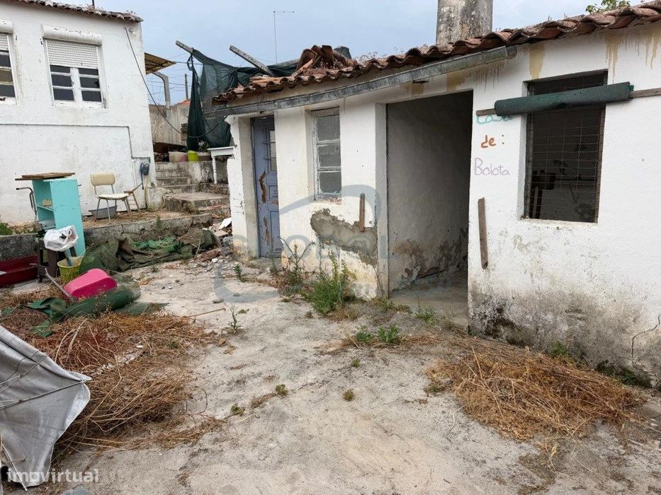 Moradia Térrea para Recuperar com Logradouro e Excelente Potencial