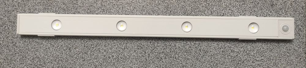 Лампа с аккумулятором, датчиком движения и линзами.