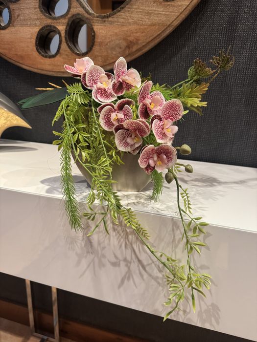 Peça de decoração/ jarro com flores artificiais