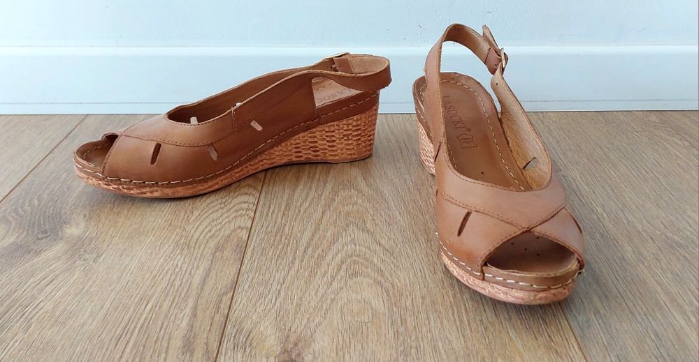 Lasocki CCC r.39 brązowe skórzane sandały na koturnie