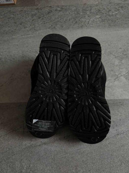 UGG UGG Lowmel Black R.40