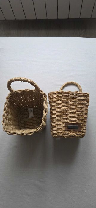 Dwa koszyki dekoracyjne na kwiaty