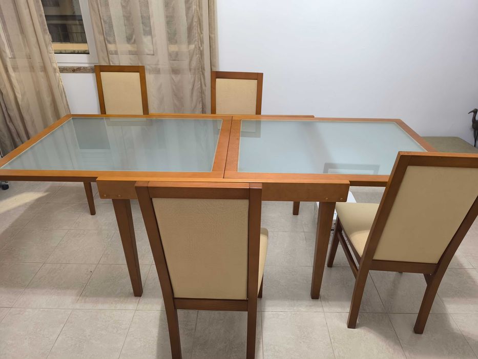 Mesa de madeira + 4 cadeiras