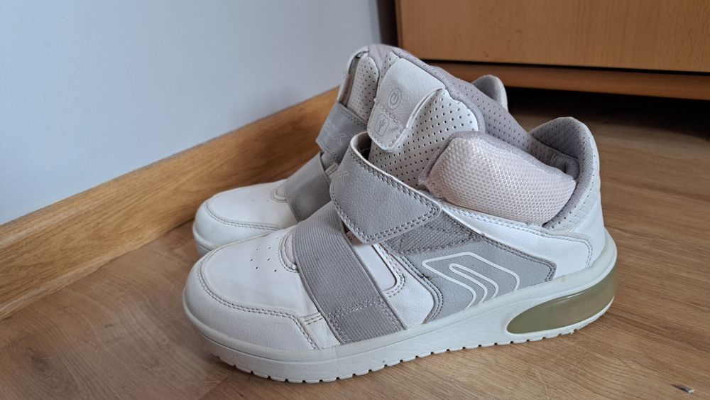 Buty spotowe Geox z podświetleniem LED r. 36