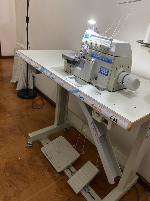 Maquina de costura corte e cose  kingtex usado a funcionar bem