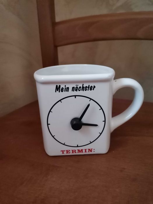 Biały kubek z zegarkiem