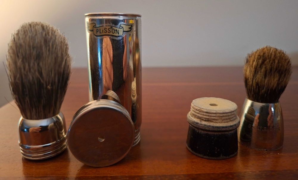 Diversos artigos de barbearia antigos