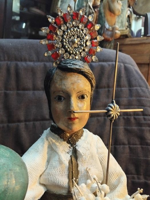 Menino jesus em madeira policromada com olhos de vidro