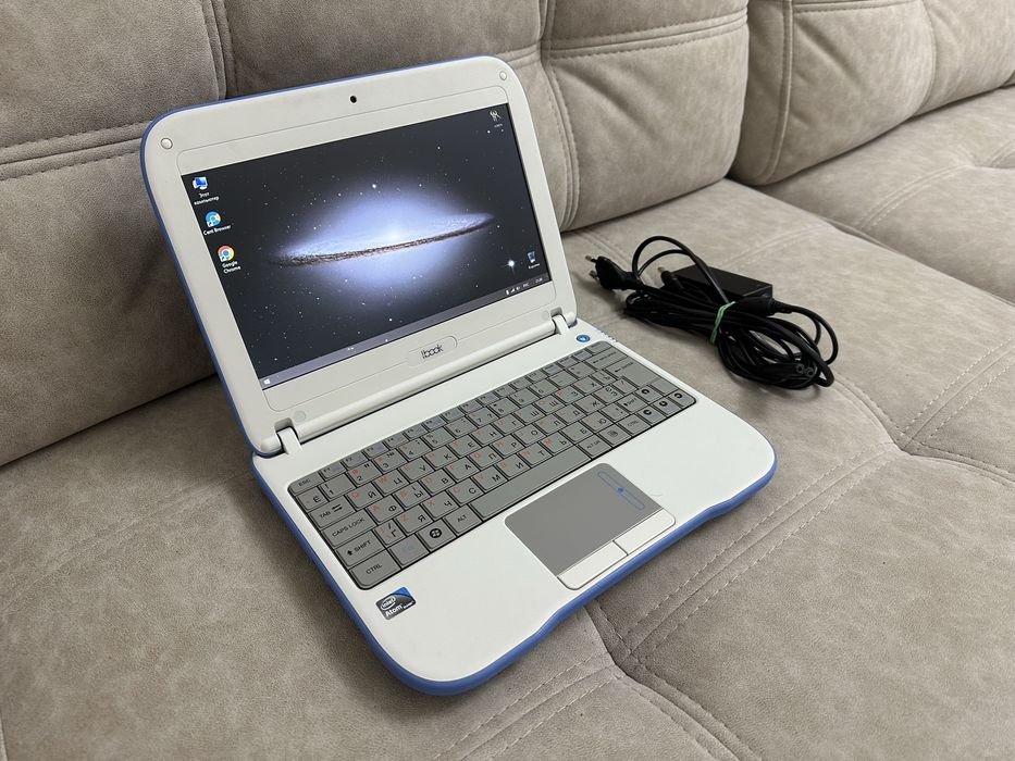 Продам протиударний нетбук Lbook E103 blue в гарному стані