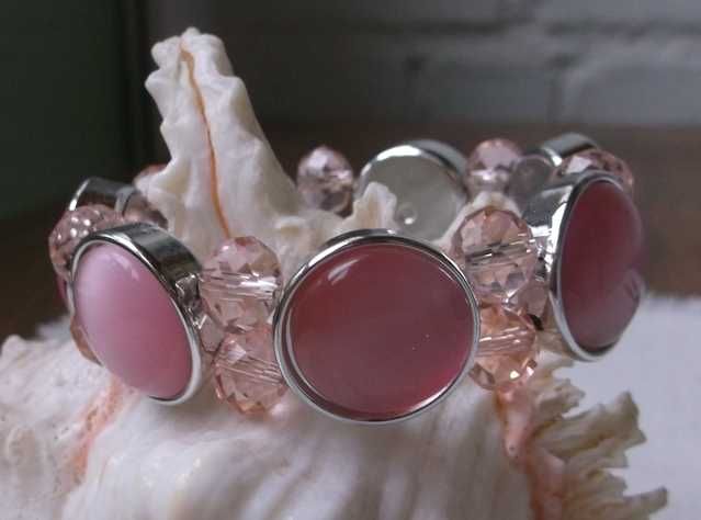 Браслеты с натуральным камнем и перламутром.