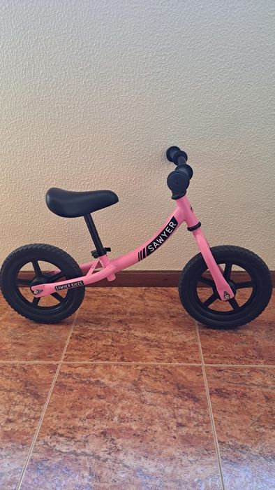 Bicicleta sem pedais com rodas de espuma