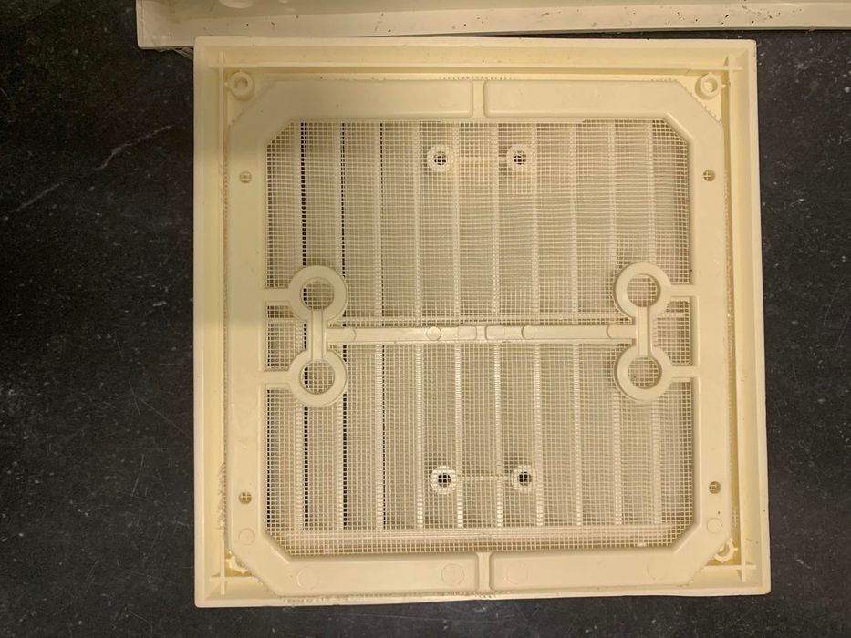 Вентиляційно-ревізійні дверцята та вентиляційна решітка. Нові