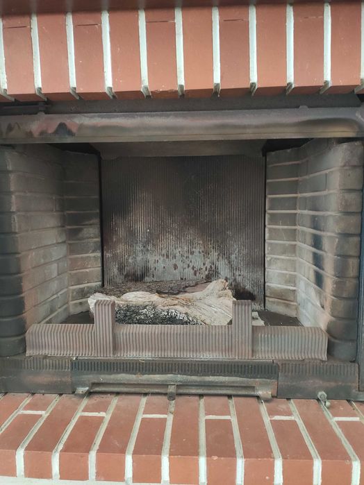 Lareira de sala em bom estado