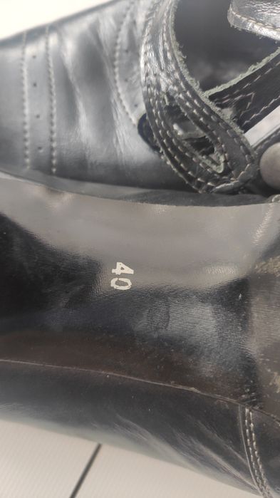 Buty na obcasie skórzane