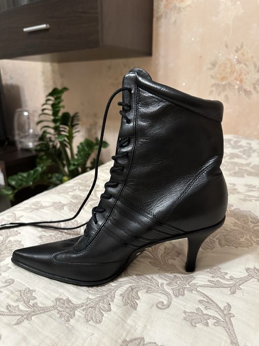 Жіночі ботильйони казаки чорні шкіряні з гострим носком на шнурівці
