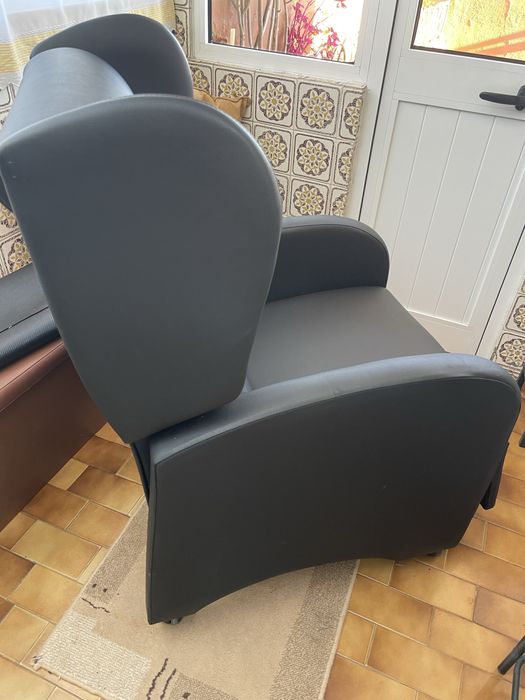 Cadeirão pele sintetica preto como novo