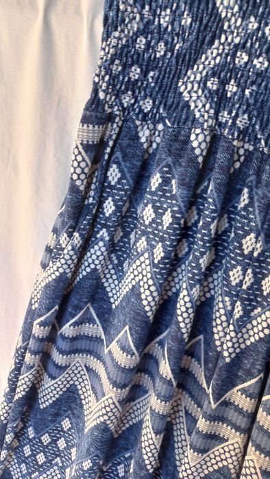 Macacão cavado estampado azul e branco