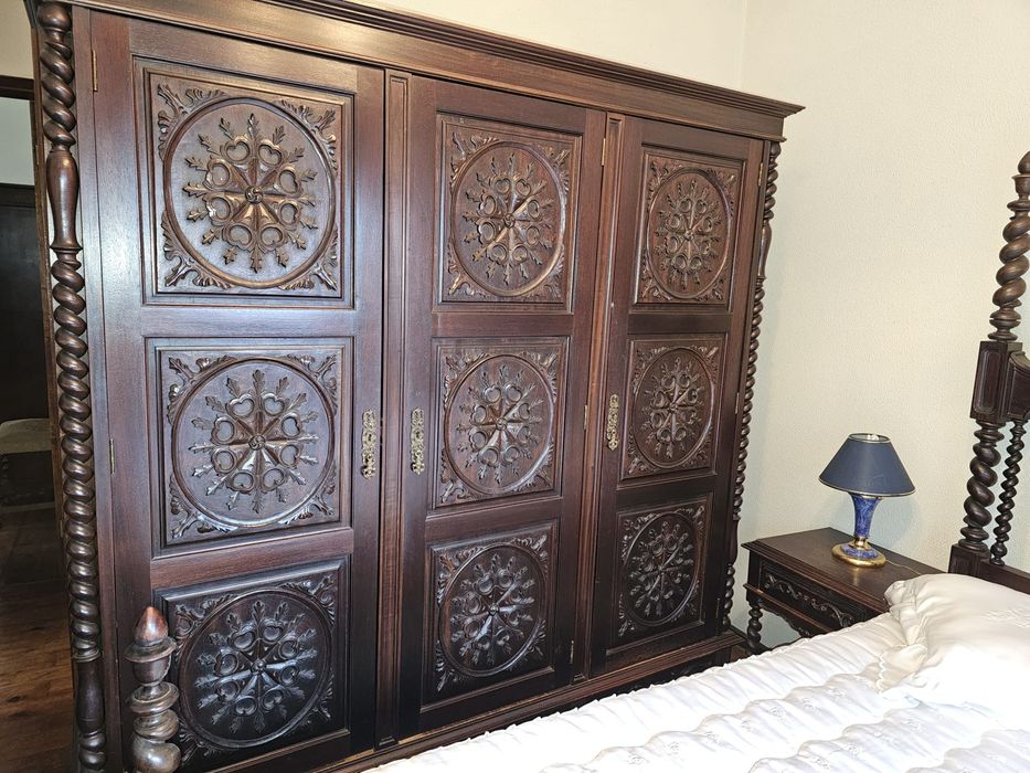 Roupeiro em nogueira excelente estado