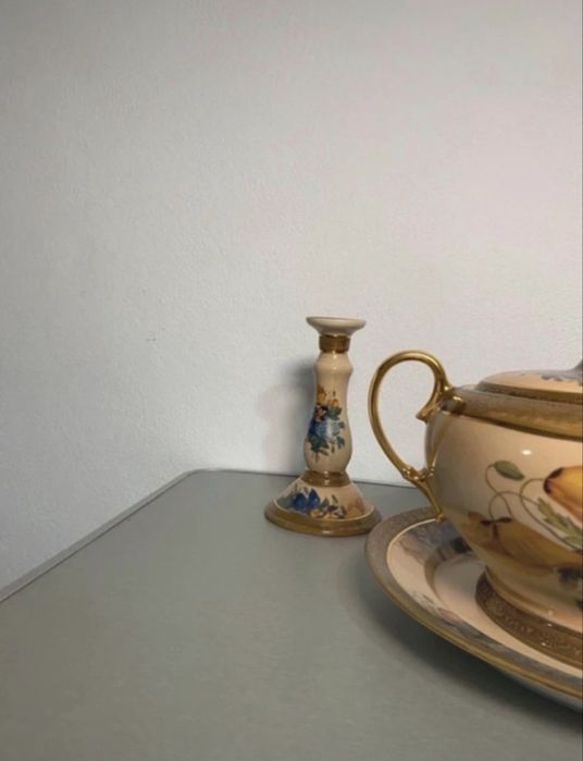 Conjunto de porcelana decorativa com detalhes dourados