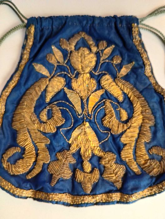 Bolsa/pochete em Seda Azul Escuro com Bordados a Fio Bordado Dourado