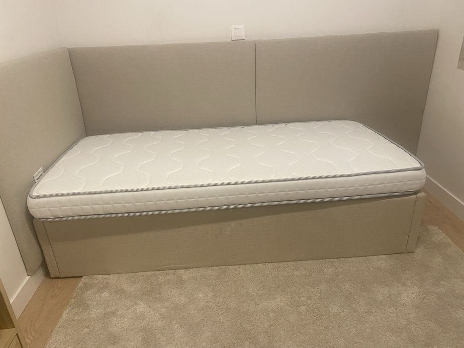 Cama sommier com arrumacao; colchão  novo; cabeceira feita a medida  ;